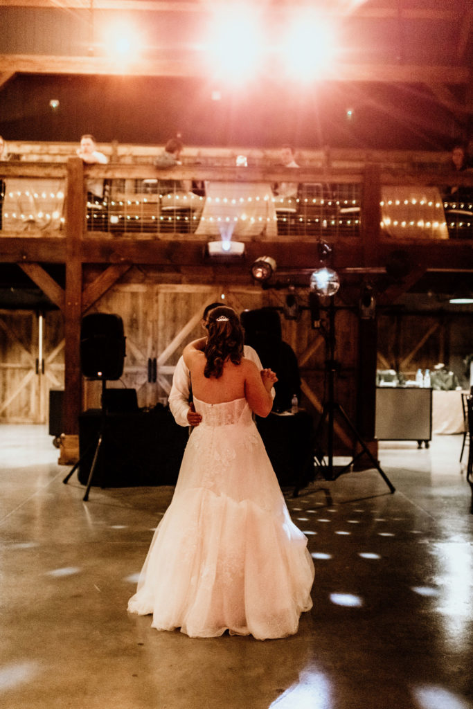 frist dance | Barn wedding