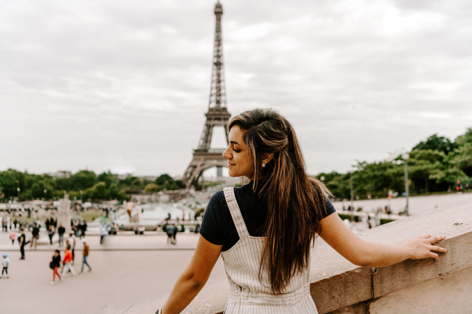 10 Instagram-Worthy Eiffel Tower Pose Ideas | Photographs By Teresa