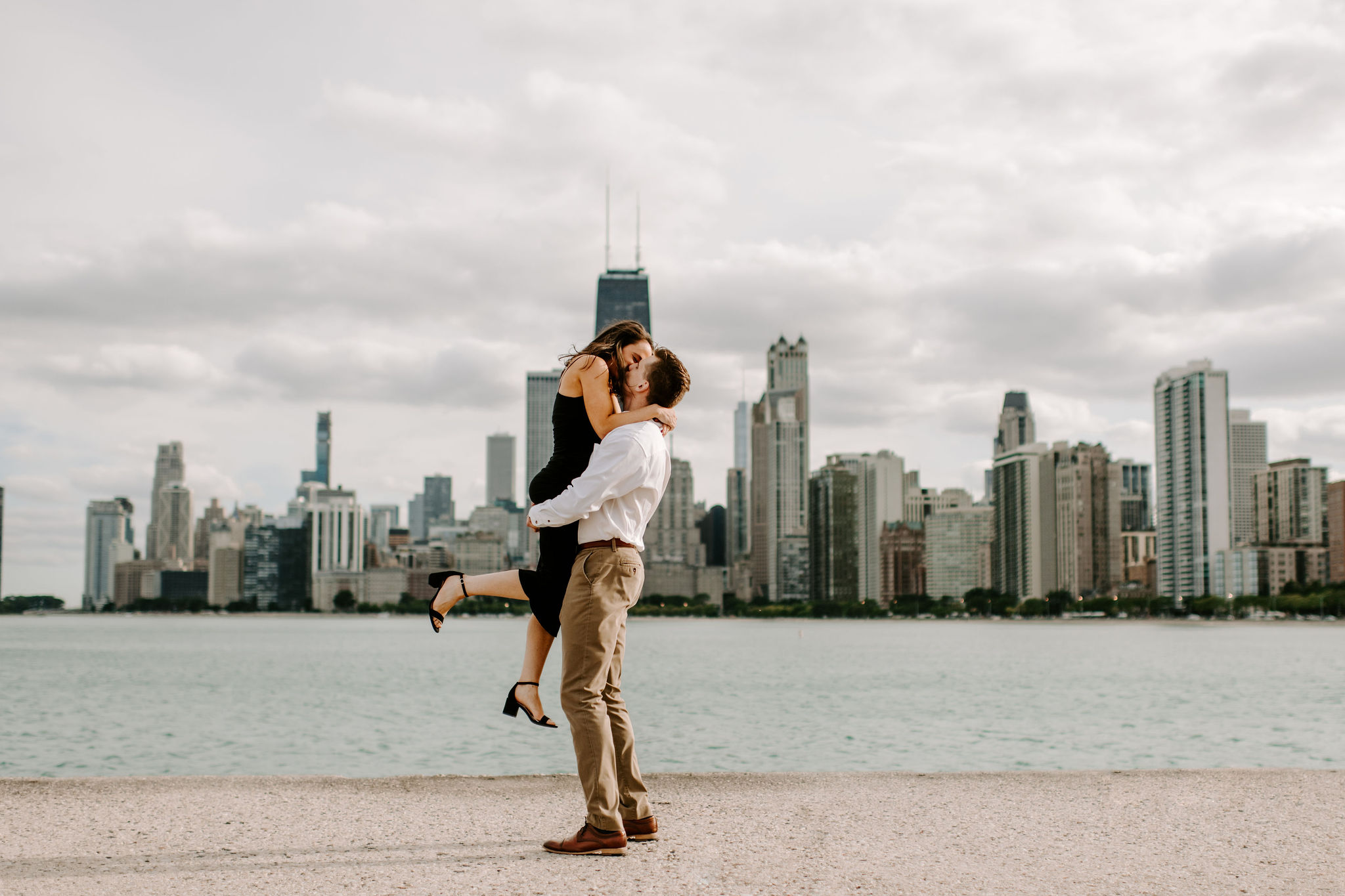 Chicago, Illinois | Top 5 Best Photo Spots in Chicago by Photographs by Teresa. This blog post includes posing and location ideas for photoshoots. Book your Chicago photo session and browse the blog for more inspiration #couples #photography #chicagophotographer